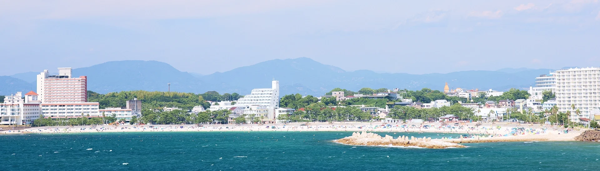 白良浜の海岸と街並み