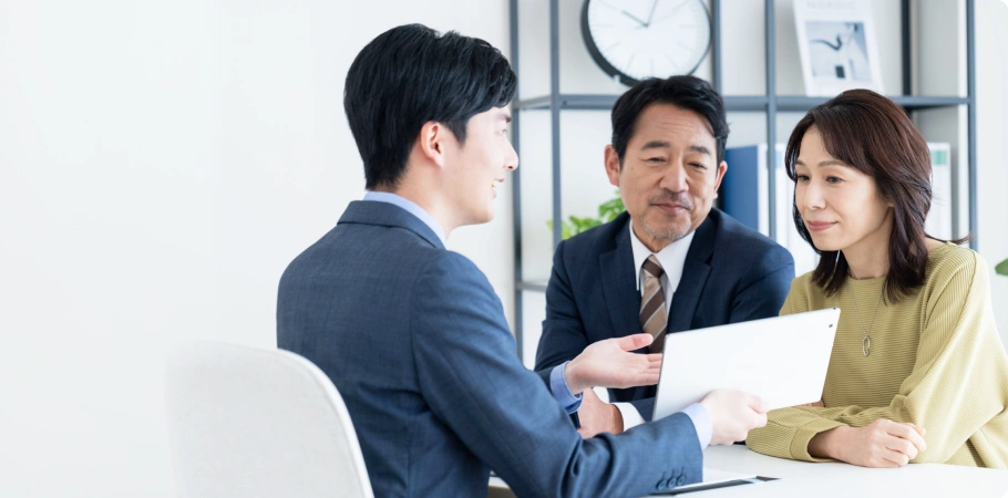 相談を受けるホームズのスタッフ